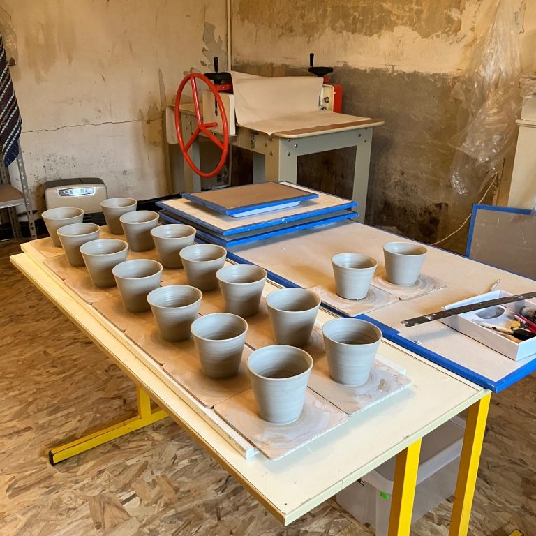 Réalisation de tasses en grès