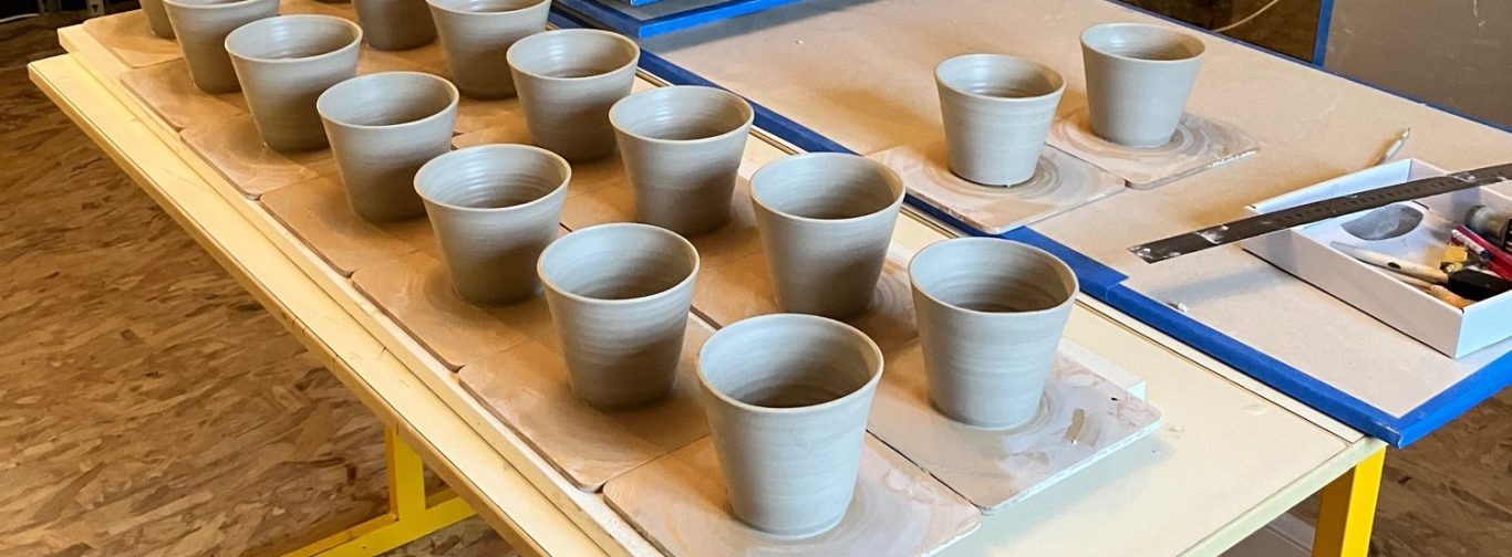 tasses en grès tournées à la main