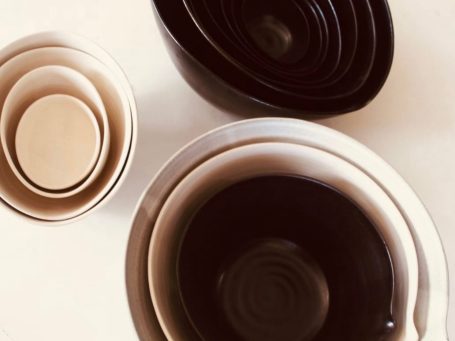 Assortiment de plats et bols en grès