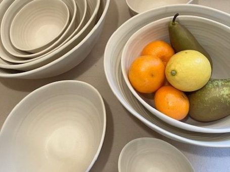 Plats et récipients en grès blancs toutes tailles