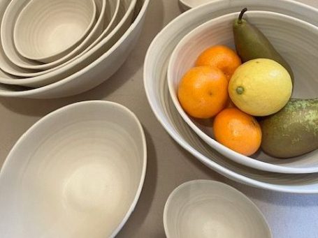 Assiettes et plats en grès