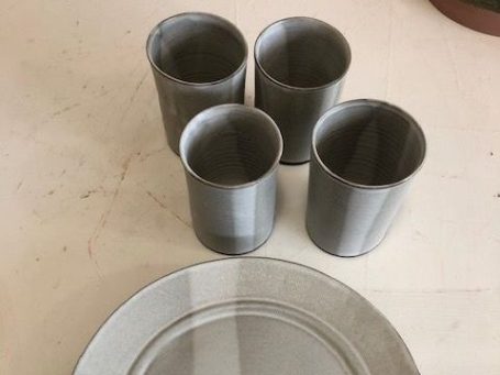 Verres et assiette en céramique