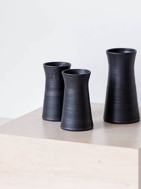 Vases en grès noir