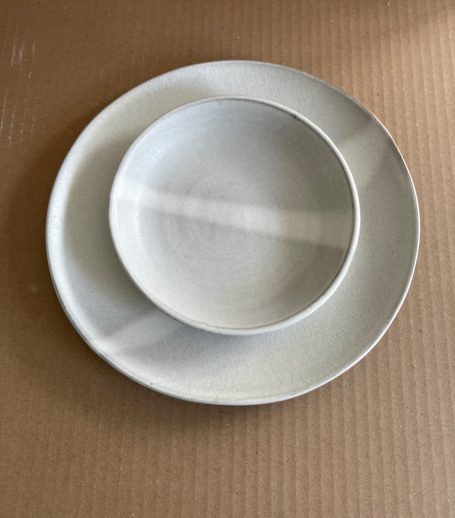 Assortiment de verres et assiettes en céramique Verres et assiette en céramique
